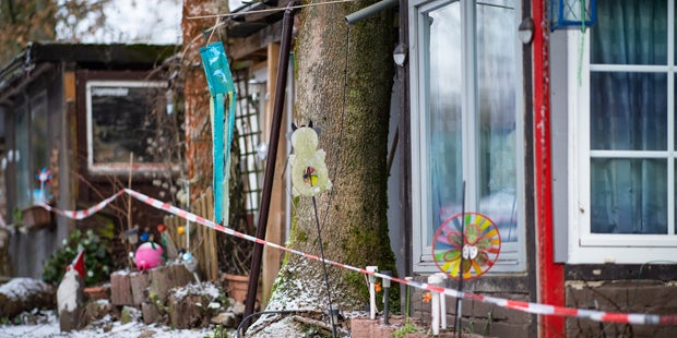 Hier räumt die Polizei die Kinderhölle von Lüdge aus