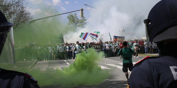 Fanmarsch: Eine Person durch Böllerwurf verletzt