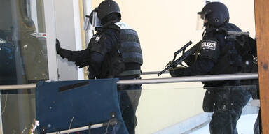 Supermarkt-R&auml;uber sperrte alle ein