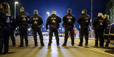 Polizei nimmt 170 Hooligans fest