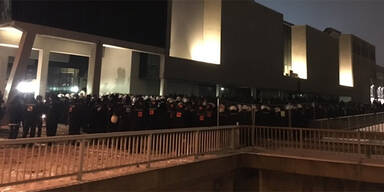 Eingekesselte Rapid-Fans klagen gegen Polizei-Einsatz