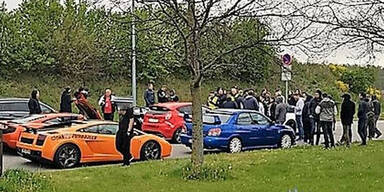 Irre! 100 Sportwagen rasen mit 250 km /h &uuml;ber A20