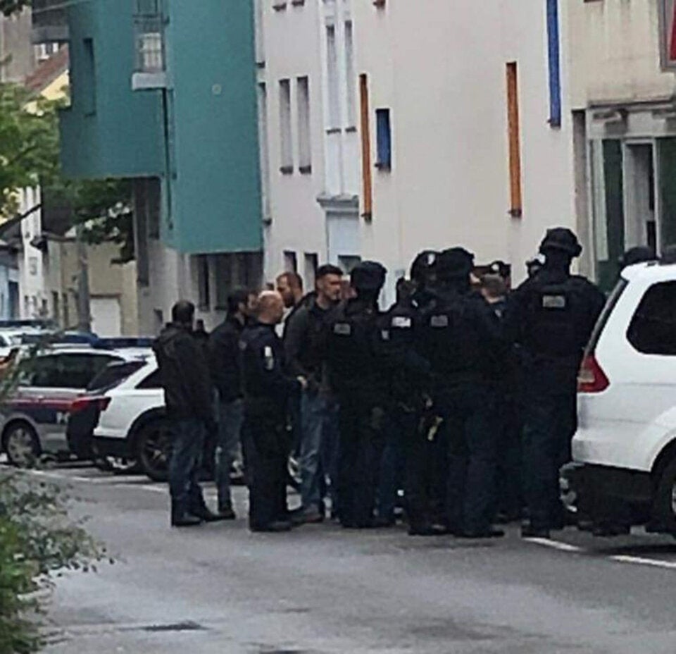 Wega-Einsatz und Polizei-Hubschrauber in Wien-Favoriten