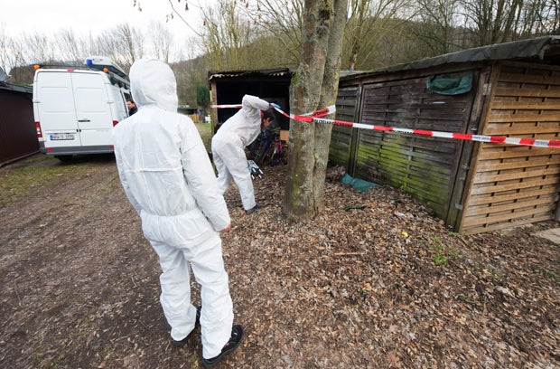 Hier räumt die Polizei die Kinderhölle von Lüdge aus