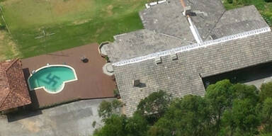 Villa mit Hakenkreuz im Pool