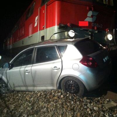 Die Lenkerin steckte auf einem Bahnübergang fest