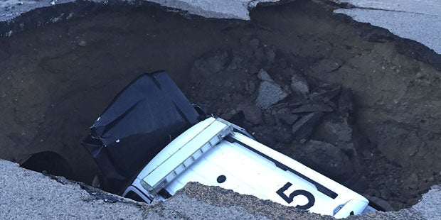 Schlagloch schluckte ganzes Polizeiauto