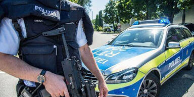 Mann mit Pistole st&uuml;rmt Schulhof