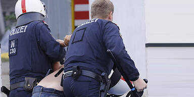 Deutscher urinierte gegen Polizeiinspektion