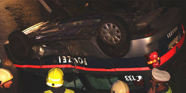 Polizei landet bei Crash auf dem Dach