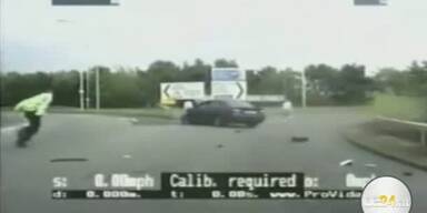 Horrorcrash: Raser rammt Polizisten