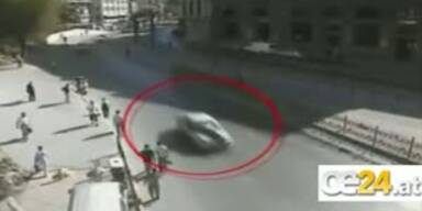 Polizist wird auf Auto mitgezerrt