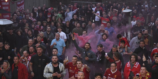 Heftige Bilder: Irre Corona-Party der Liverpool-Fans