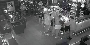 Hier werden die Raucher-Sheriffs von Polizisten besch&uuml;tzt