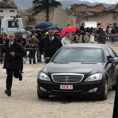 Papst besucht Erdbebenopfer