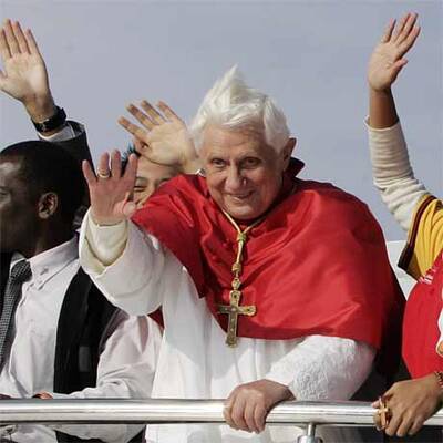 Der Papst grüßt die Gläubigen vom Schiff aus