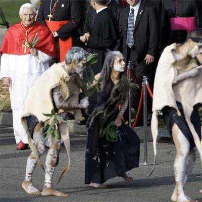 Der Papst grüßt die Gläubigen vom Schiff aus
