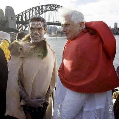 Der Papst grüßt die Gläubigen vom Schiff aus