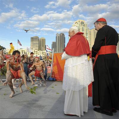 Der Papst grüßt die Gläubigen vom Schiff aus