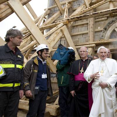 Papst besucht Erdbebenopfer