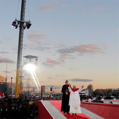 Der Papst grüßt die Gläubigen vom Schiff aus