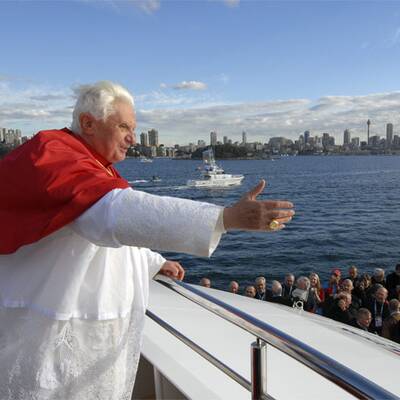 Der Papst grüßt die Gläubigen vom Schiff aus