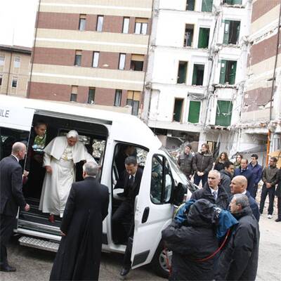 Papst besucht Erdbebenopfer