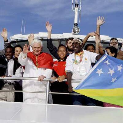 Der Papst grüßt die Gläubigen vom Schiff aus