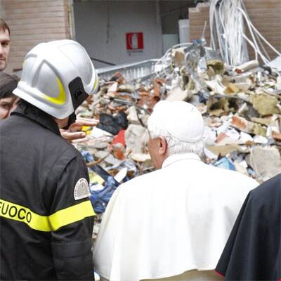 Papst besucht Erdbebenopfer