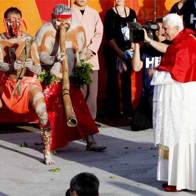 Der Papst grüßt die Gläubigen vom Schiff aus