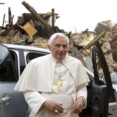 Papst besucht Erdbebenopfer