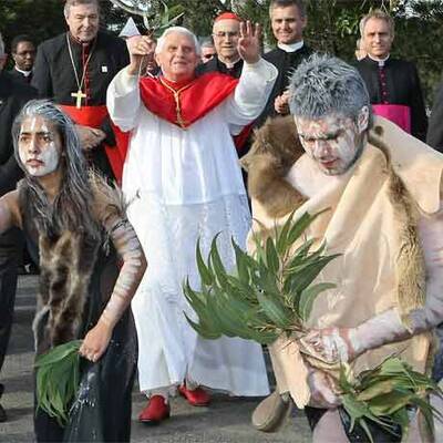 Der Papst grüßt die Gläubigen vom Schiff aus