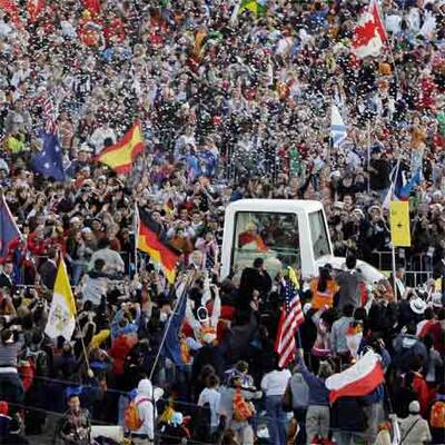 Der Papst grüßt die Gläubigen vom Schiff aus