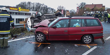 Porsche-Fahrer (18) baut Frontal-Crash