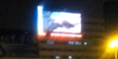 Porno auf Gro&szlig;bild- Leinwand am Bahnhof