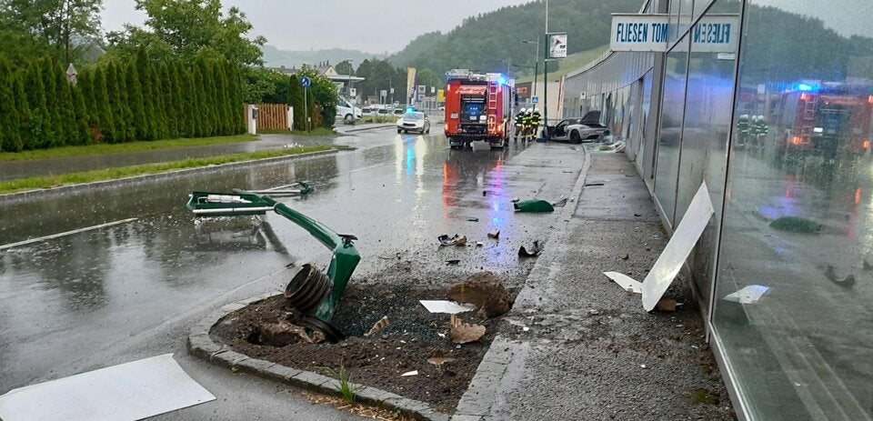 Spektakulärer Unfall: Luxus-Porsche kracht in Schaufenster