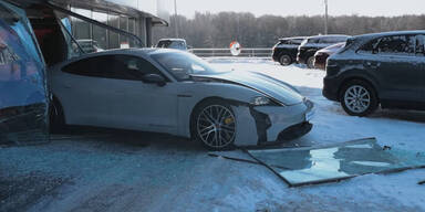 Mit nagelneuem Elektro-Porsche durch Showroom-Fenster gerast