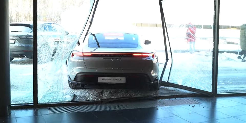 Mit nagelneuem Elektro-Porsche durch Showroom-Fenster gerast