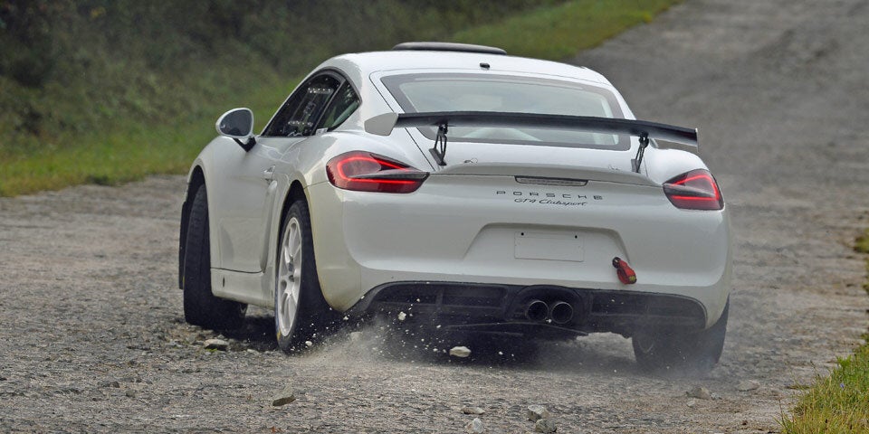 Porsche jagt Cayman über Rallyestrecke