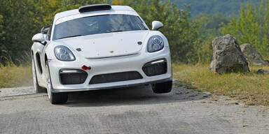 Porsche jagt Cayman &uuml;ber Rallyestrecke
