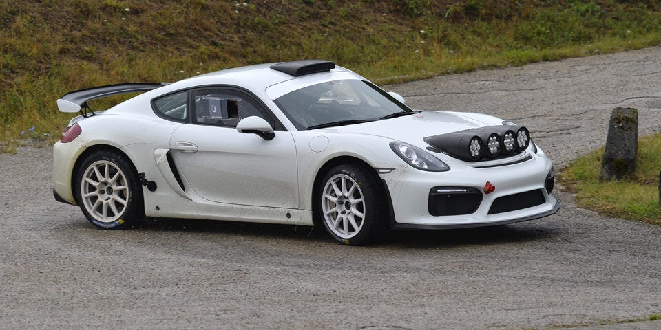 Porsche jagt Cayman über Rallyestrecke