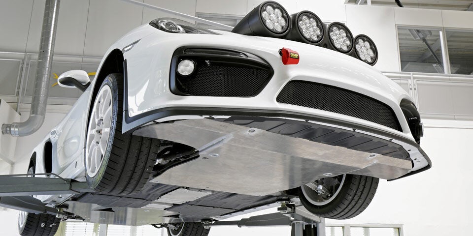 Porsche jagt Cayman über Rallyestrecke