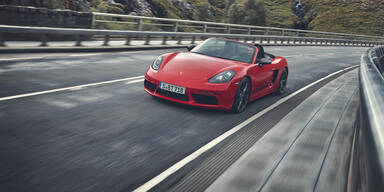 Porsche greift mit puristischem 718 T an