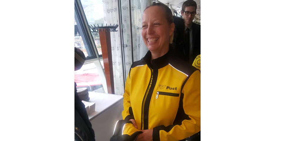 Neue Outfits für Postler von Stardesignerin