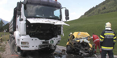 T&ouml;dlicher Unfall: Postlerin kracht in LKW