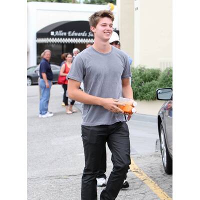 Patrick Schwarzenegger modelt oben ohne