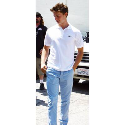 Patrick Schwarzenegger modelt oben ohne