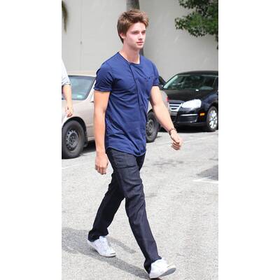 Patrick Schwarzenegger modelt oben ohne