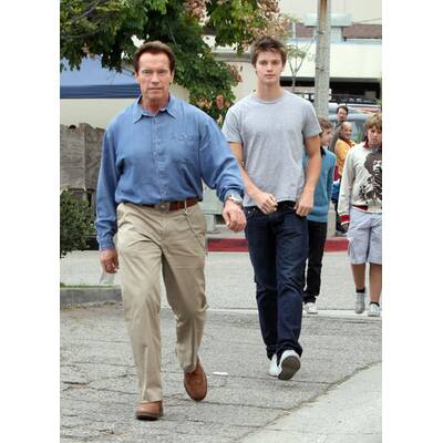 Patrick Schwarzenegger modelt oben ohne