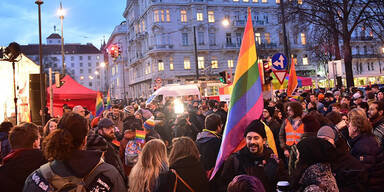 Kuss-Protest vor Cafe Prückel